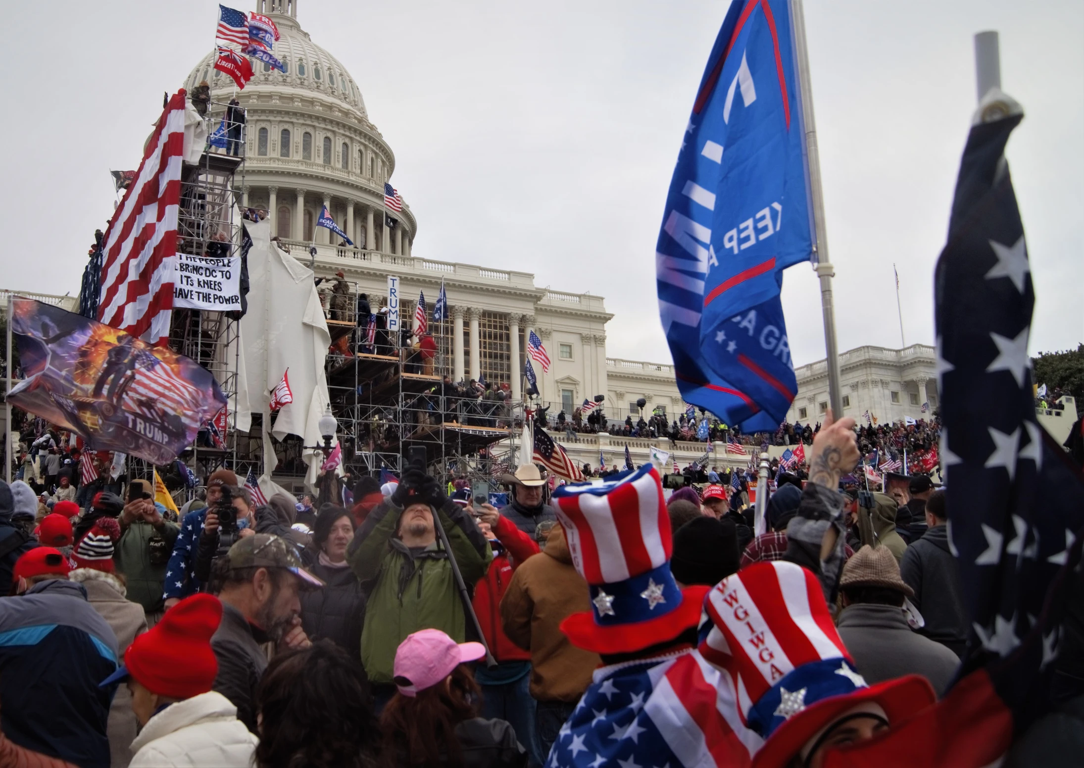 6 de enero de 2021 multitud se congrega frente al capitolio de los estados unidos